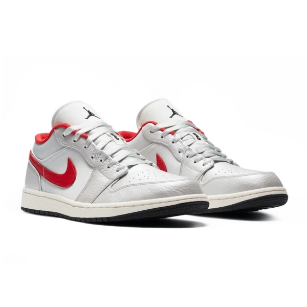 ⁦Air Jordan 1 Low “Night Track” Metallic Silver Varsity Red⁩ – תמונה ⁦2⁩