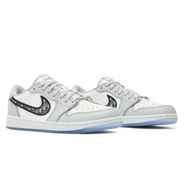 ⁦Air Jordan 1 Low x Dior Wolf Grey Sail Photon Dust White⁩ – תמונה ⁦2⁩