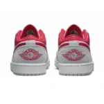 ⁦Air Jordan 1 Low Se Light Smoke Grey Gym Red⁩ – תמונה ⁦3⁩
