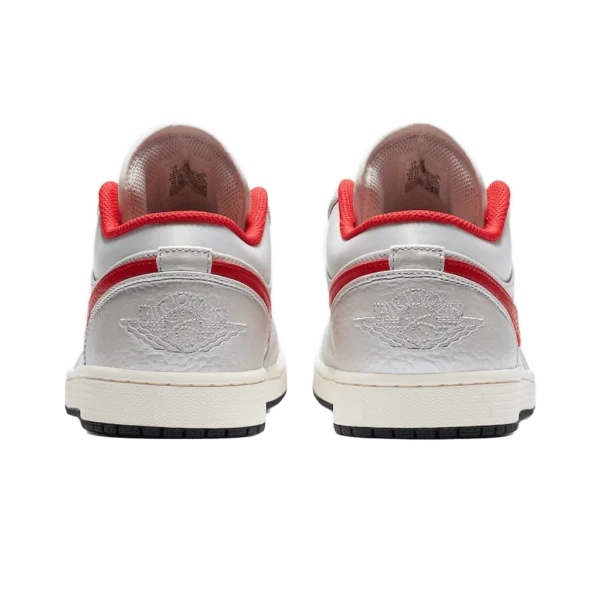 ⁦Air Jordan 1 Low “Night Track” Metallic Silver Varsity Red⁩ – תמונה ⁦3⁩