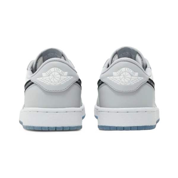 ⁦Air Jordan 1 Low x Dior Wolf Grey Sail Photon Dust White⁩ – תמונה ⁦3⁩