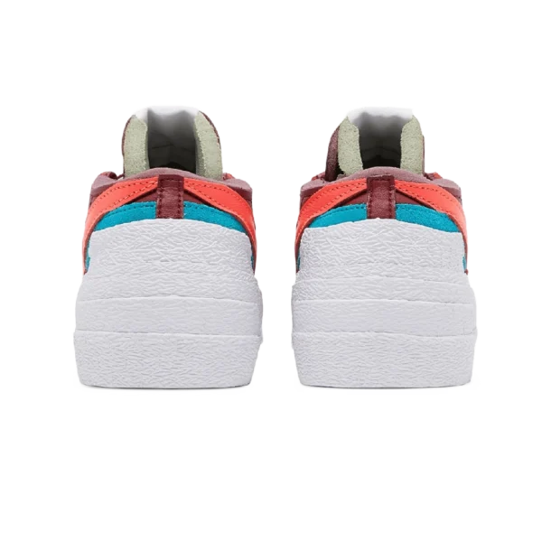 ⁦Nike Blazer Low x Sacai x KAWS Team Red⁩ – תמונה ⁦3⁩