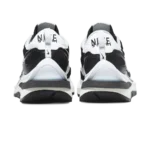 ⁦Nike X Sacai Vaporwafflle Black White⁩ – תמונה ⁦3⁩