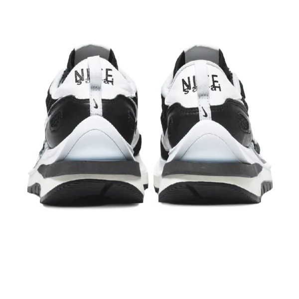 ⁦Nike X Sacai Vaporwafflle Black White⁩ – תמונה ⁦3⁩