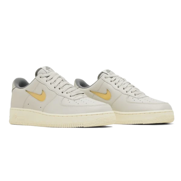 ⁦Nike Air Force 1 07 LX Light Bone Coconut Milk⁩ – תמונה ⁦2⁩