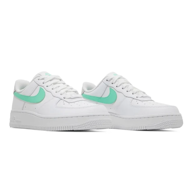 ⁦Nike Air Force 1 White Green Glow⁩ – תמונה ⁦2⁩