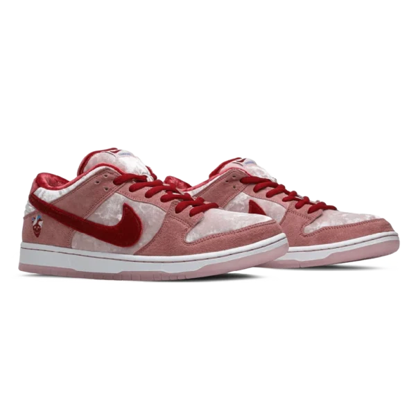 ⁦Nike SB Dunk Low x Strangelove Valentine’s Day⁩ – תמונה ⁦2⁩