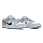 ⁦Dunk Low SB x Sean Cliver Holiday Special⁩ – תמונה ⁦2⁩