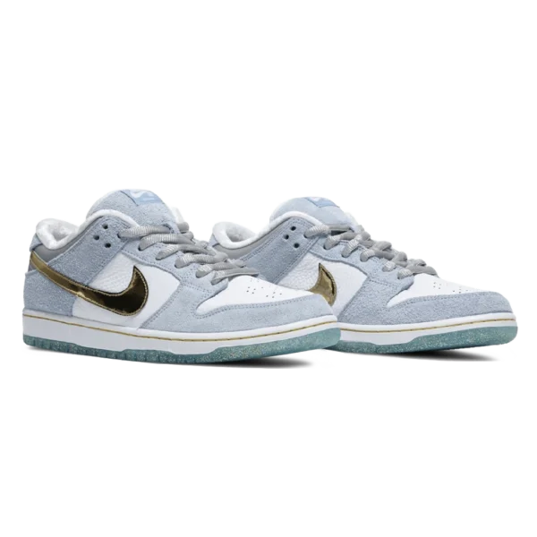⁦Dunk Low SB x Sean Cliver Holiday Special⁩ – תמונה ⁦2⁩
