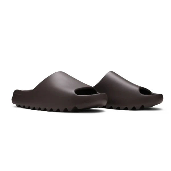 ⁦Adidas Yeezy Slides Soot⁩ – תמונה ⁦2⁩