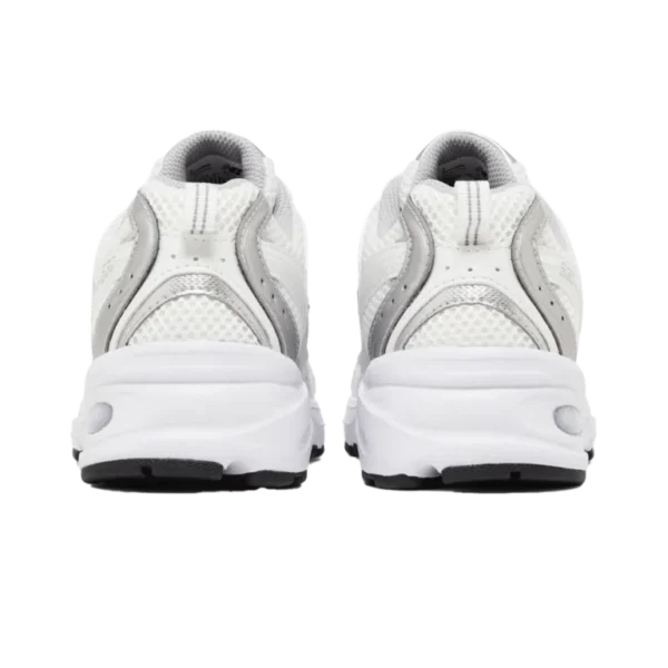 ⁦New Balance 530 Munsell White Silver Metallic⁩ – תמונה ⁦3⁩