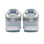 ⁦Nike Dunk Low SB x Sean Cliver “Holiday Special”⁩ – תמונה ⁦3⁩