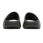⁦Adidas Yeezy Slides Onyx⁩ – תמונה ⁦3⁩