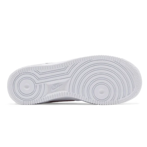 ⁦Nike Air Force 1 Essential Low White Gym Red⁩ – תמונה ⁦4⁩