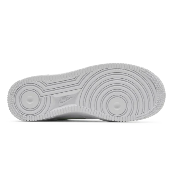 ⁦Nike Air Force 1 White Green Glow⁩ – תמונה ⁦4⁩