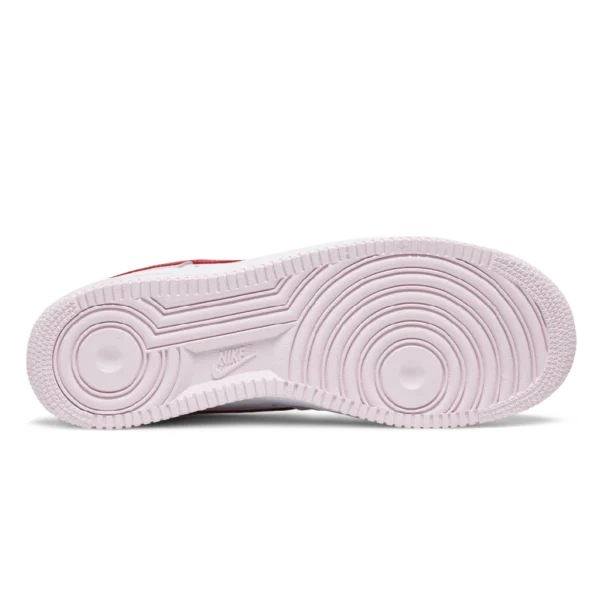 ⁦Nike Air Force 1 Low Valentine’s Day Love Letter⁩ – תמונה ⁦4⁩