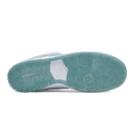 ⁦Dunk Low SB x Sean Cliver Holiday Special⁩ – תמונה ⁦4⁩
