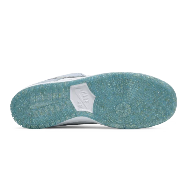 ⁦Dunk Low SB x Sean Cliver Holiday Special⁩ – תמונה ⁦4⁩