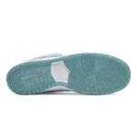 ⁦Nike Dunk Low SB x Sean Cliver “Holiday Special”⁩ – תמונה ⁦4⁩