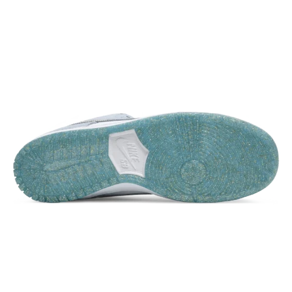 ⁦Nike Dunk Low SB x Sean Cliver “Holiday Special”⁩ – תמונה ⁦4⁩