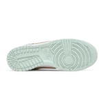 ⁦Nike Dunk Low Barely Green⁩ – תמונה ⁦4⁩
