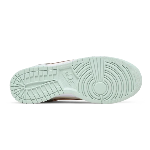 ⁦Nike Dunk Low Barely Green⁩ – תמונה ⁦4⁩