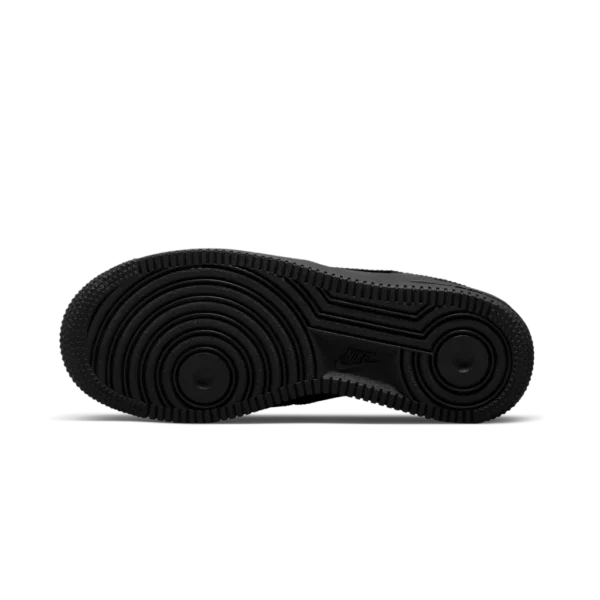 ⁦Nike Air Force 1 LE GS Triple Black Leather⁩ – תמונה ⁦5⁩