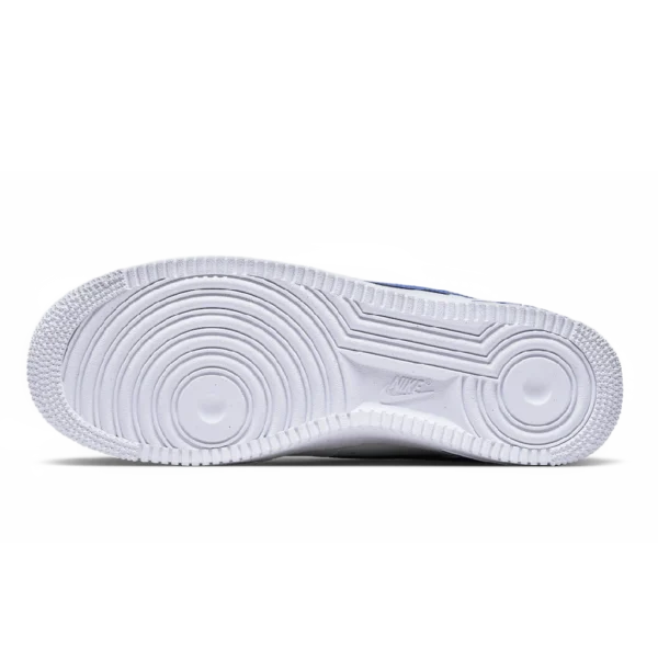 ⁦Nike Air Force 1 07 "Cut Out Swoosh" Game Royal⁩ – תמונה ⁦5⁩