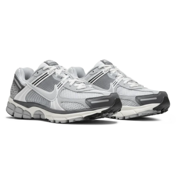 ⁦Nike Zoom Vomero 5 Pure Platinum Summit White Metallic Silver⁩ – תמונה ⁦2⁩