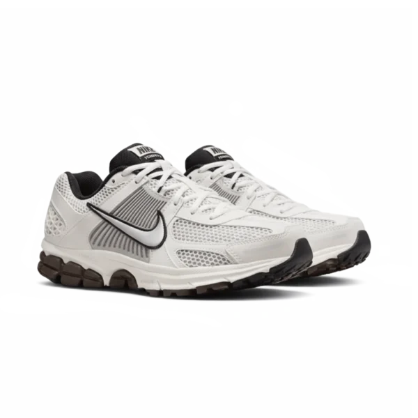 ⁦Nike Zoom Vomero 5 Phantom Ore Baroque Brown Black⁩ – תמונה ⁦2⁩