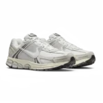 ⁦Nike Zoom Vomero 5 Platinum Tint Cashmere Iron Grey⁩ – תמונה ⁦2⁩