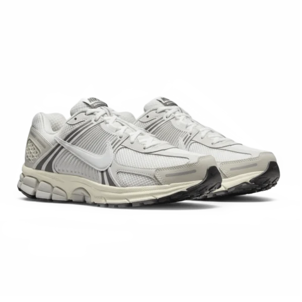 ⁦Nike Zoom Vomero 5 Platinum Tint Cashmere Iron Grey⁩ – תמונה ⁦2⁩