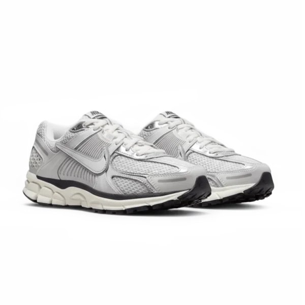 ⁦Nike Zoom Vomero 5 Photon Dust Gridiron Chrome⁩ – תמונה ⁦2⁩