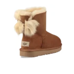 ⁦UGG Fluff Bow Mini Fleece-Lined Chestnut⁩ – תמונה ⁦3⁩