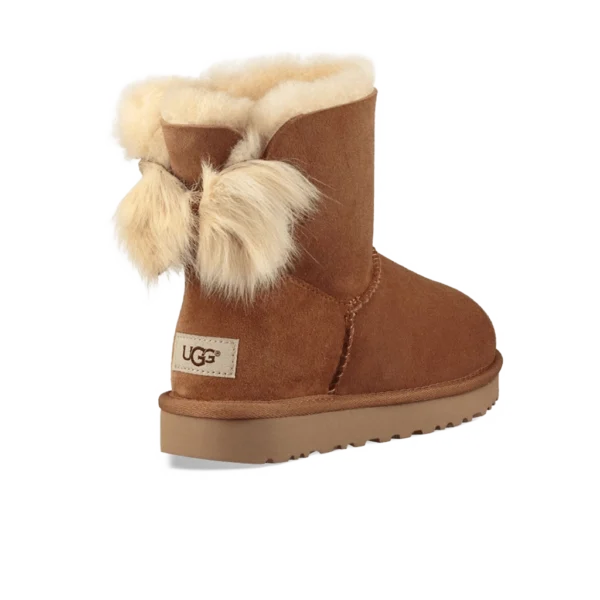 ⁦UGG Fluff Bow Mini Fleece-Lined Chestnut⁩ – תמונה ⁦3⁩
