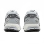 ⁦Nike Zoom Vomero 5 Pure Platinum Summit White Metallic Silver⁩ – תמונה ⁦3⁩