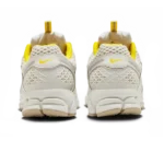 ⁦Nike Zoom Vomero 5 Light Bone Sail University Gold⁩ – תמונה ⁦3⁩