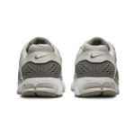 ⁦Nike Zoom Vomero 5 Iron Ore Flat Pewter⁩ – תמונה ⁦3⁩