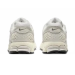 ⁦Nike Zoom Vomero 5 Platinum Tint Cashmere Iron Grey⁩ – תמונה ⁦3⁩