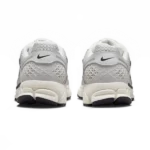 ⁦Nike Zoom Vomero 5 Photon Dust Gridiron Chrome⁩ – תמונה ⁦3⁩