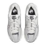 ⁦Nike Zoom Vomero 5 Photon Dust Gridiron Chrome⁩ – תמונה ⁦4⁩