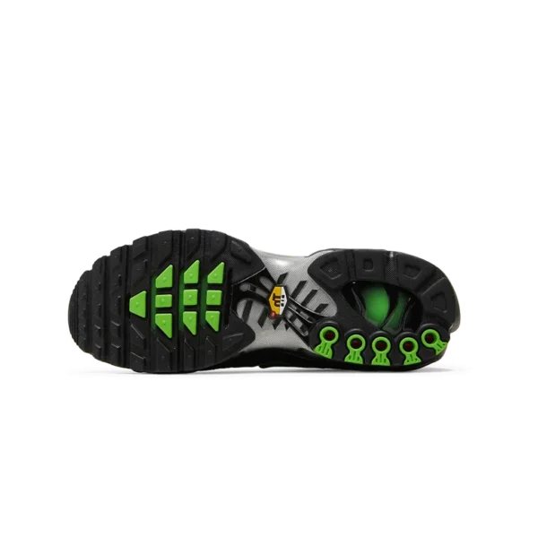 ⁦Nike Air Max Plus Black Silver Green Strike⁩ – תמונה ⁦4⁩
