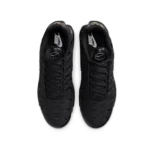 ⁦Nike Air Max Plus Triple Black⁩ – תמונה ⁦4⁩