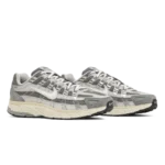 ⁦Nike P-6000 Flat Pewter Light Iron Ore Metallic Silver White⁩ – תמונה ⁦2⁩