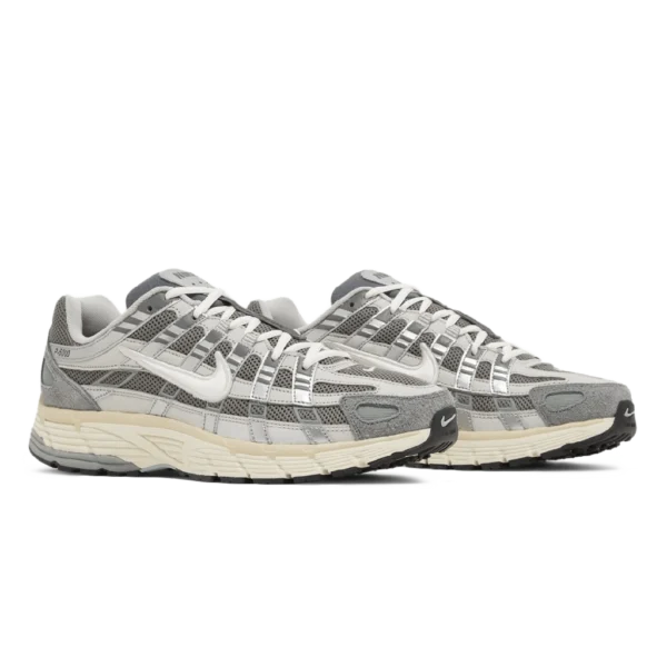⁦Nike P-6000 Flat Pewter Light Iron Ore Metallic Silver White⁩ – תמונה ⁦2⁩