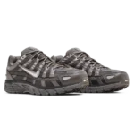 ⁦Nike P-6000 Cave Stone Ash Flat Pewter Metallic Silver⁩ – תמונה ⁦2⁩