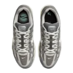 ⁦Nike P-6000 Flat Pewter Light Iron Ore Metallic Silver White⁩ – תמונה ⁦4⁩