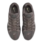 ⁦Nike P-6000 Cave Stone Ash Flat Pewter Metallic Silver⁩ – תמונה ⁦4⁩