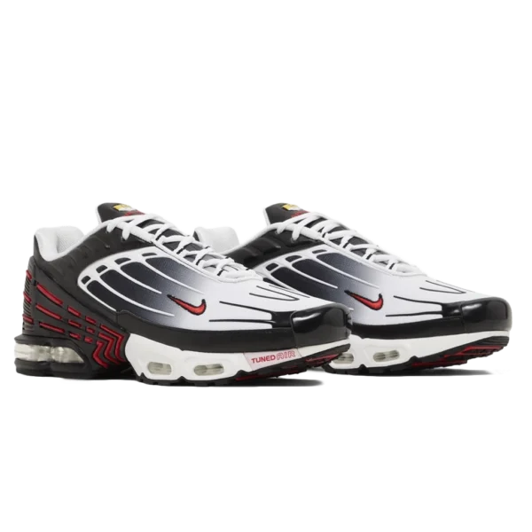 ⁦Nike Air Max Plus 3 Black University Red White⁩ – תמונה ⁦2⁩