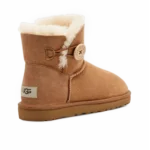 ⁦UGG Mini Bailey Button II Chestnut⁩ – תמונה ⁦3⁩